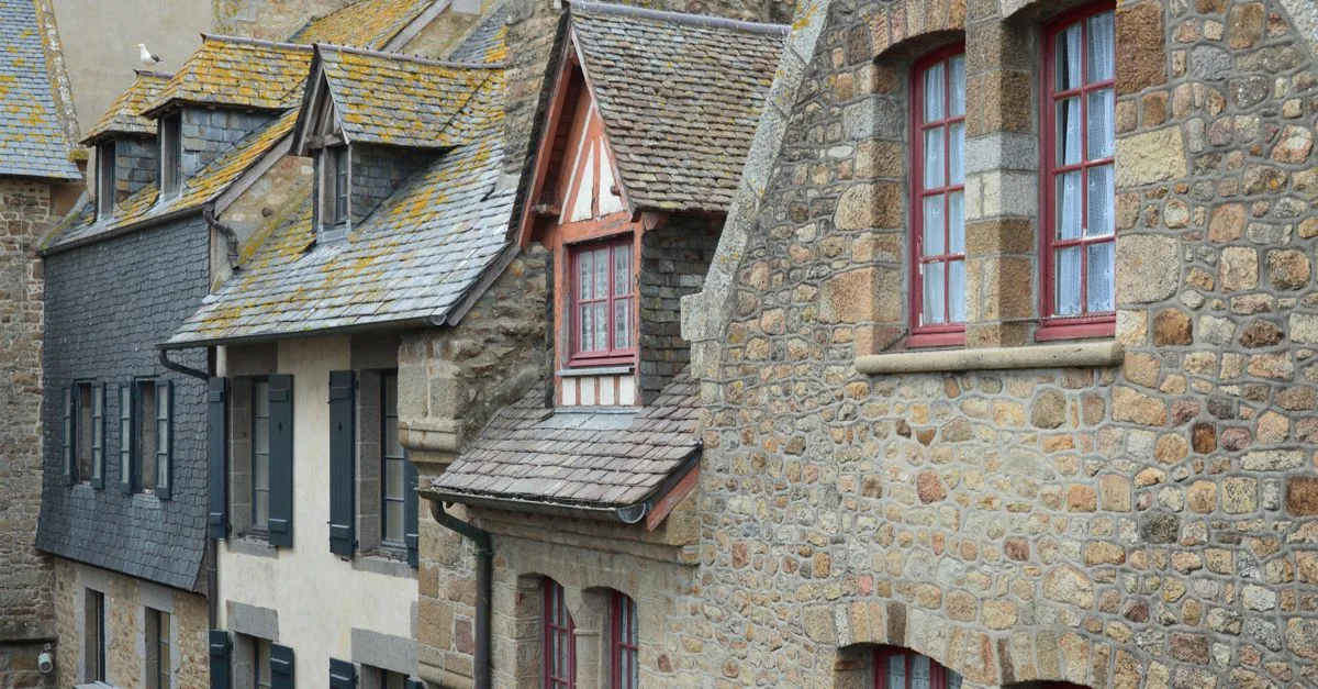 comparez l’ardoise naturelle et synthétique pour votre toiture : durabilité, esthétique, coût et entretien afin de choisir la solution adaptée à votre projet.