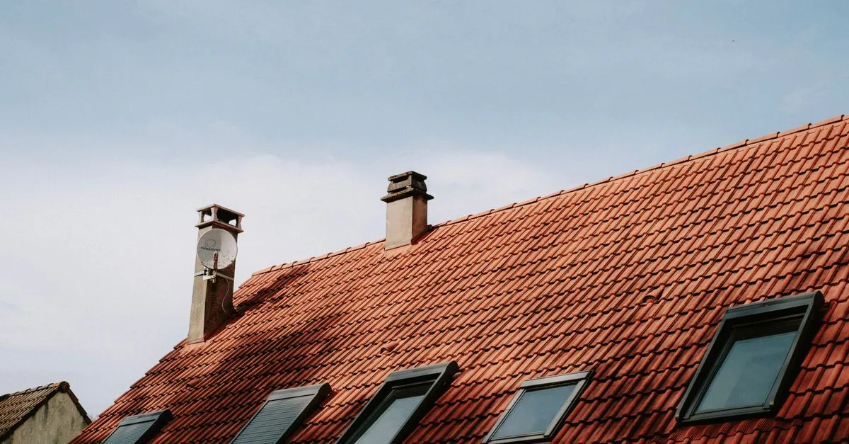 découvrez pourquoi la ventilation de toiture est essentielle pour limiter l’humidité, réguler la température et préserver votre maison.