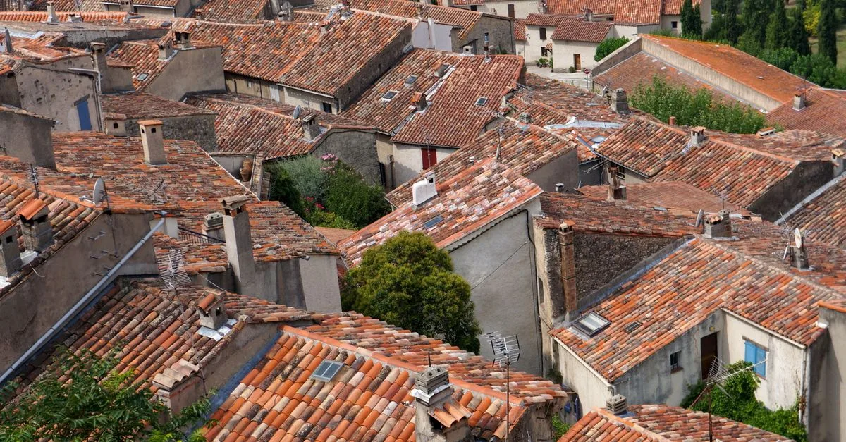 comparez les tuiles de toiture en terre cuite et en béton : différences de prix, durabilité, entretien, poids et esthétique pour faire le bon choix.