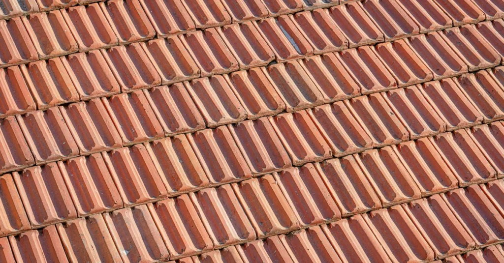 comparez les tuiles de toiture en terre cuite et en béton : prix, durabilité, entretien et esthétique pour choisir la solution adaptée à votre maison.