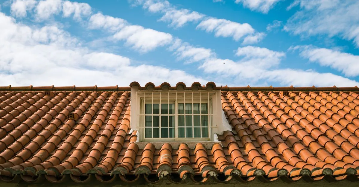 découvrez comment repérer une fuite au niveau de l’arêtier de votre toiture, en comprendre les causes et choisir les solutions de réparation adaptées.